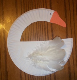 Make a goose from a paper plate.